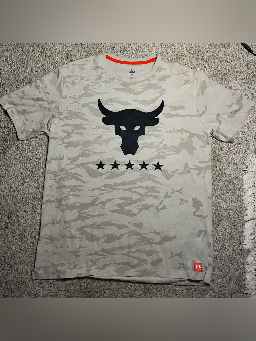 Men’s Under Armor “Project Rock” beige camo Large t-shirt loose fit